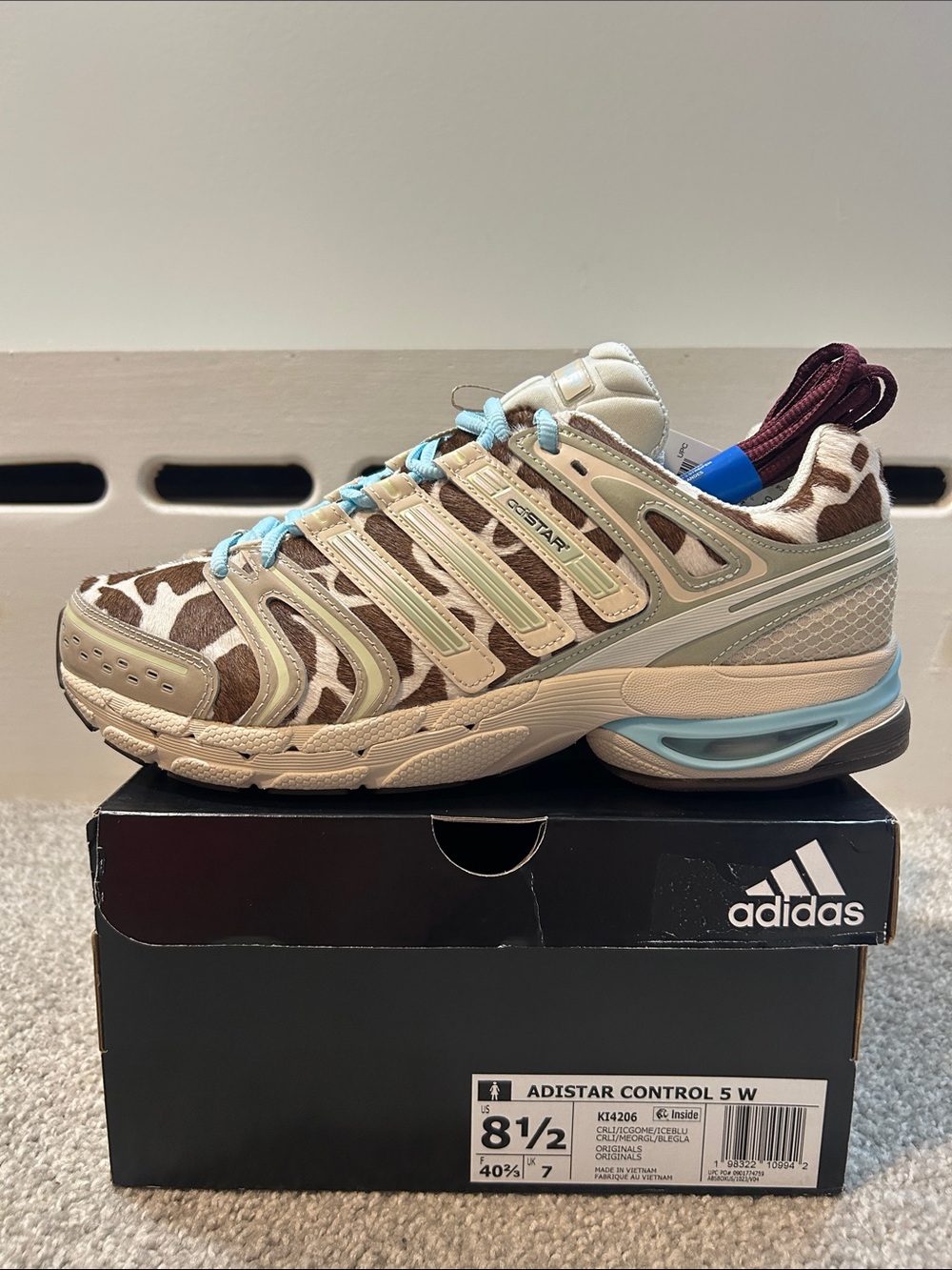 Adidas Adistar Control 5 sneakers with Giraffe print in beige